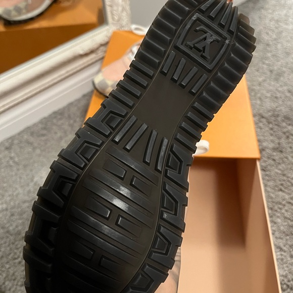❌SOLD Louis Vuitton Run Away Sneaker - Picture 5 of 9